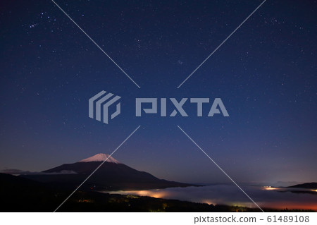 富士山在星空下和山中湖被雲覆蓋 61489108