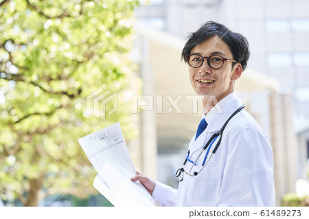 穿著白色衣服的一個年輕人 穿著白色衣服的一個年輕人 61489273