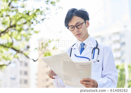 穿著白色衣服的一個年輕人 61489282
