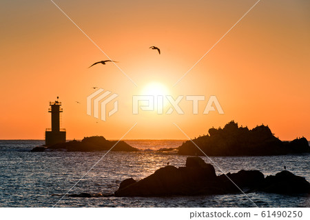 海邊日出與燈塔 海邊日出與燈塔 61490250