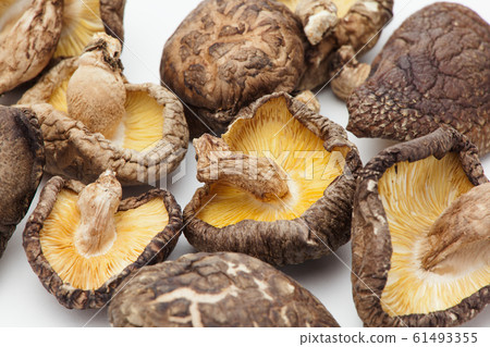 Dried shiitake mushrooms  61493355