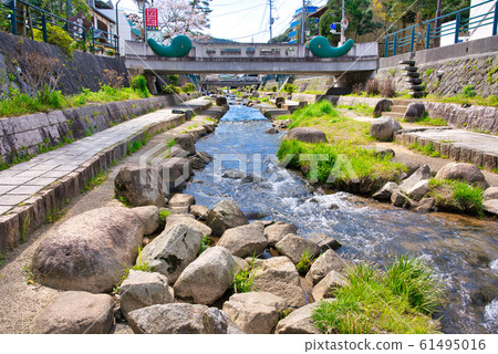 <Shimane Prefecture> Tamatsukuri Onsen Magatama Bridge in Spring 61495016