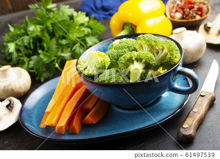 raw vegetables 61497539