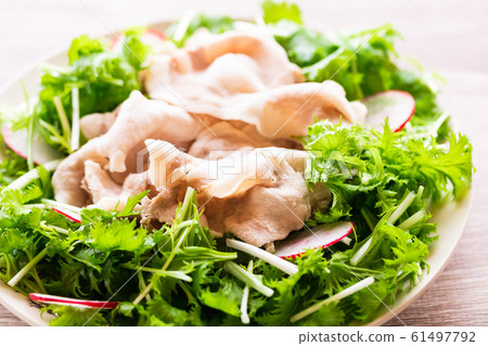 Pork shabu-shabu salad 61497792
