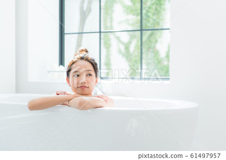 一個女人洗個澡 61497957