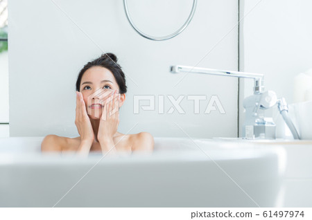 一個女人洗個澡 61497974