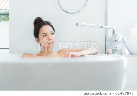 一個女人洗個澡 61497975