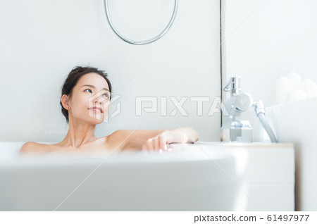 一個女人洗個澡 61497977