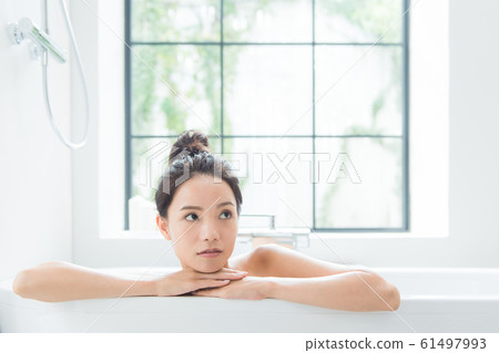 一個女人洗個澡 61497993