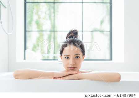 一個女人洗個澡 一個女人洗個澡 61497994