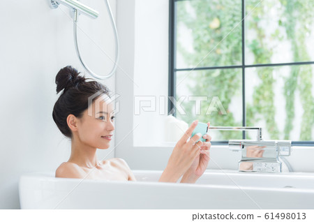 一個女人洗個澡 一個女人洗個澡 61498013