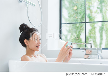 一個女人洗個澡 一個女人洗個澡 61498014