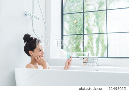 一個女人洗個澡 一個女人洗個澡 61498015