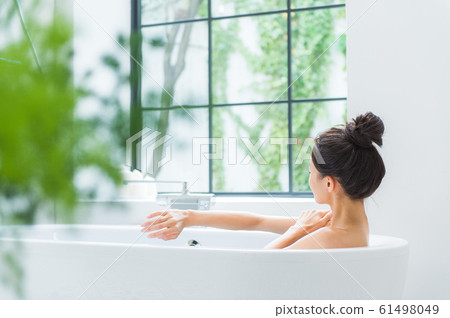 一個女人洗個澡 61498049