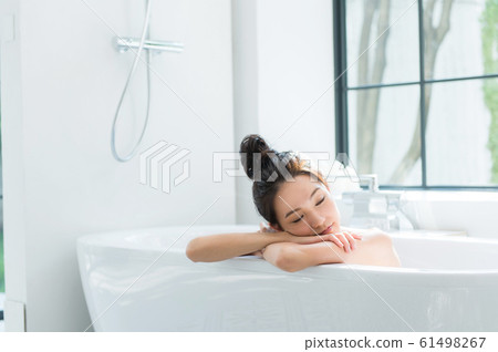 一個女人洗個澡 一個女人洗個澡 61498267