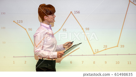 The lecturer explains the development of the market on the example of a graph 61498635