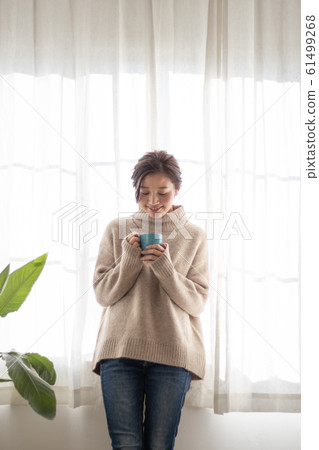 支持與杯子的少婦窗口 61499268