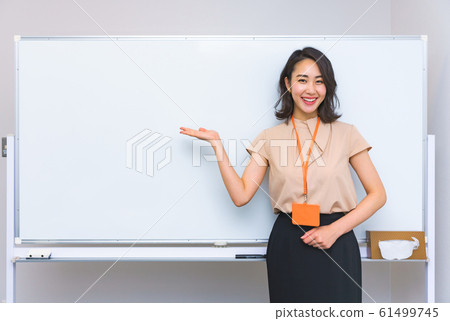 在線研討會女性日本人診所白板演示銷售簡介 61499745