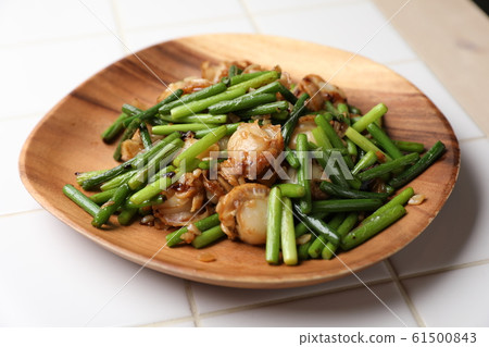 Stir-fried scallops and garlic in soy sauce Stir-fried scallops and garlic in soy sauce 61500843