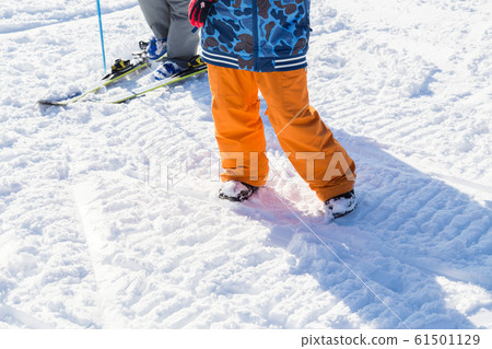 兒童在滑雪坡上的台階 61501129