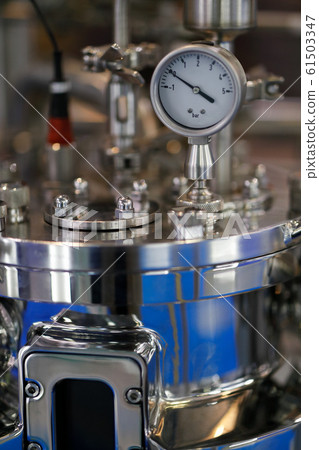 pharmaceutical reactor with analog pressure gauge 61503347