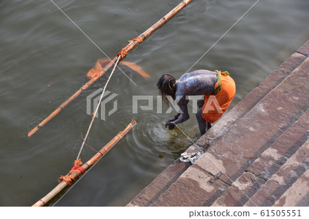 印度信徒薩都在印度瓦拉納西恒河恒河上沐浴 61505551