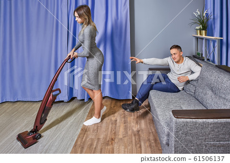 Harassment of a woman in the workplace. 61506137