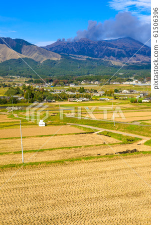來自南阿蘇村久野野的阿蘇山和鄉村的秋天景色[熊本縣阿蘇郡南阿蘇村] 61506396