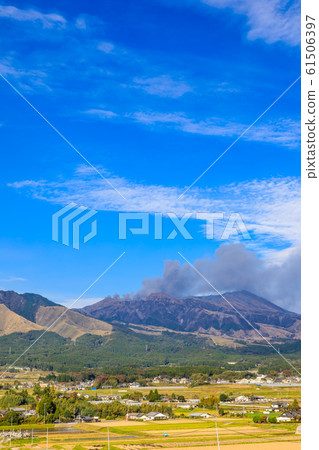 來自南阿蘇村久野野的阿蘇山和鄉村的秋天景色[熊本縣阿蘇郡南阿蘇村] 61506397