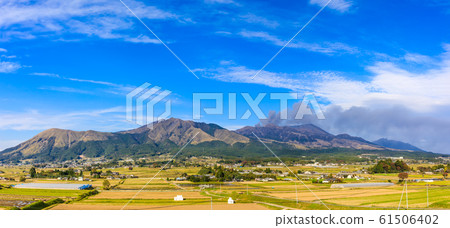 從南麻生久居野村的阿蘇山和鄉村的秋天景色阿蘇村全景圖[熊本縣阿蘇郡南阿蘇村] 61506402