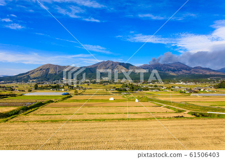 來自南阿蘇村久野野的阿蘇山和鄉村的秋天景色[熊本縣阿蘇郡南阿蘇村] 61506403