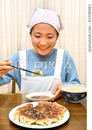 女孩吃餃子 女孩吃餃子 61506461