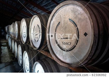 Whiskey store 61506992