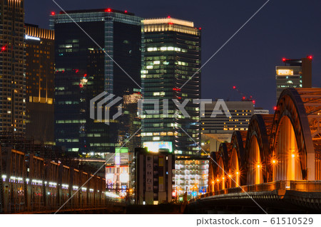 大阪/梅田鐵道大橋夜景摩天大樓 61510529