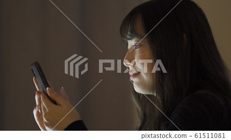 一個操作智能手機的女人 61511081
