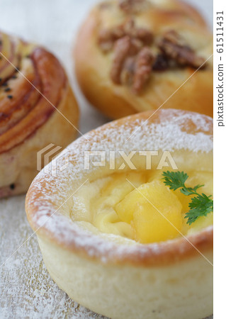Close-up image photo of sweet bun or cooked bread 61511431