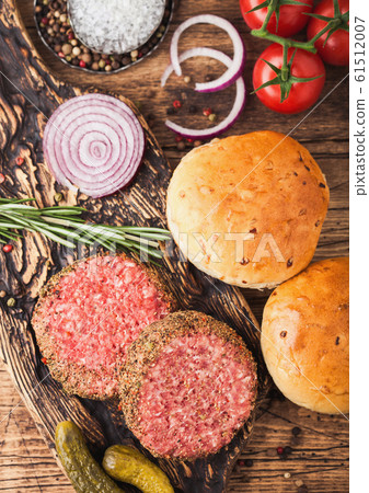 Fresh raw minced pepper beef burgers on vintage Fresh raw minced pepper beef burgers on vintage 61512007