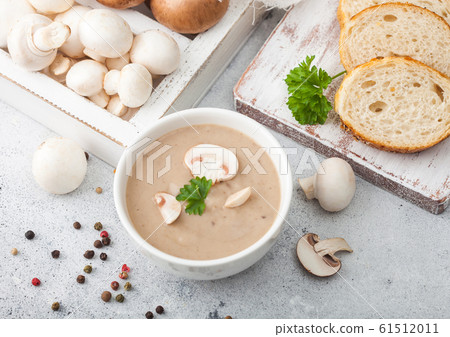 White bowl plate of creamy chestnut champignon White bowl plate of creamy chestnut champignon 61512011