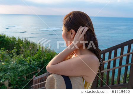 海灘度假婦女獨自旅行圖像 海灘度假婦女獨自旅行圖像 61519460