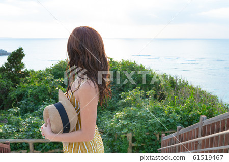 海灘度假村女士旅行圖像 海灘度假村女士旅行圖像 61519467