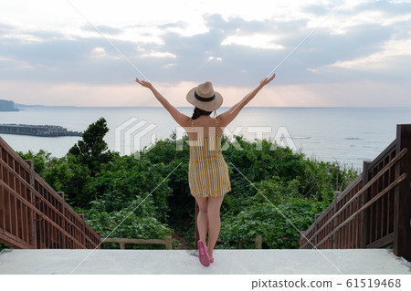 海灘度假村女士旅行圖像 61519468