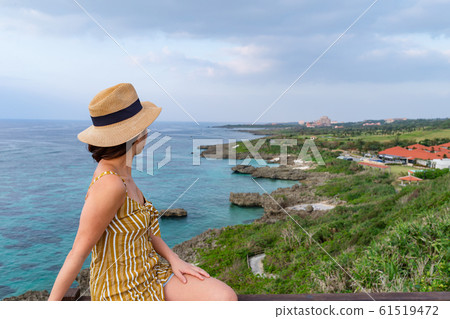 海灘度假村女士旅行圖像 海灘度假村女士旅行圖像 61519472