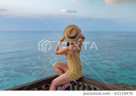 海灘度假村女士旅行圖像 海灘度假村女士旅行圖像 61519476