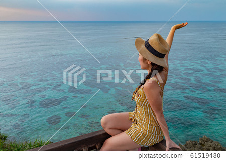 海灘度假村女士旅行圖像 海灘度假村女士旅行圖像 61519480