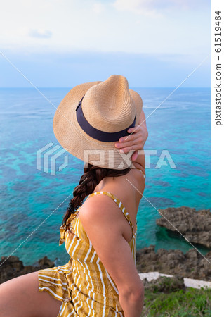 海灘度假村女士旅行圖像 海灘度假村女士旅行圖像 61519484