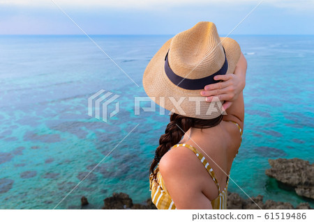 海灘度假村女士旅行圖像 海灘度假村女士旅行圖像 61519486