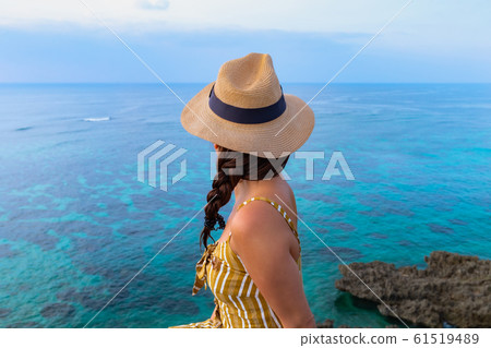 海灘度假村女士旅行圖像 海灘度假村女士旅行圖像 61519489