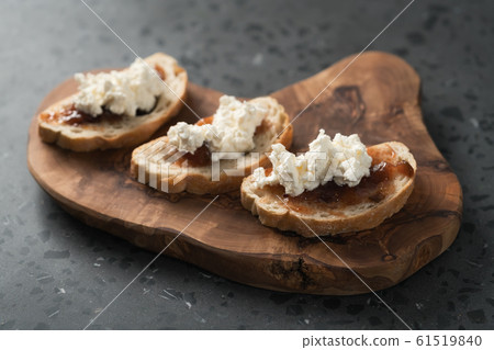Bruschetta with ricotta and fig jam 61519840