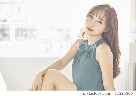 女商人，年輕女子，早晨，禮服，客廳，房間，房子，美女 61523560
