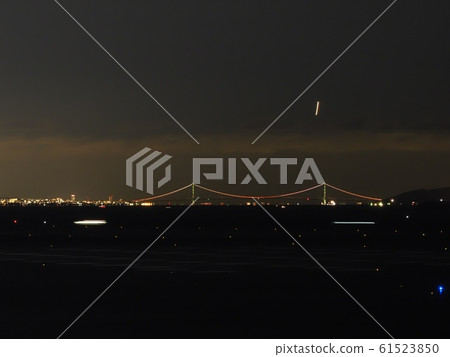 Night view of the Harima Nada coastline and the Akashi Kaikyo Bridge from the Manyo Cape 61523850